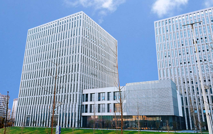 东方泓木程科技智能施工方案在房建项目中的落地应用与效益分析